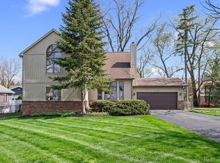 5461 Putnam Dr, West Bloomfield, MI 48323