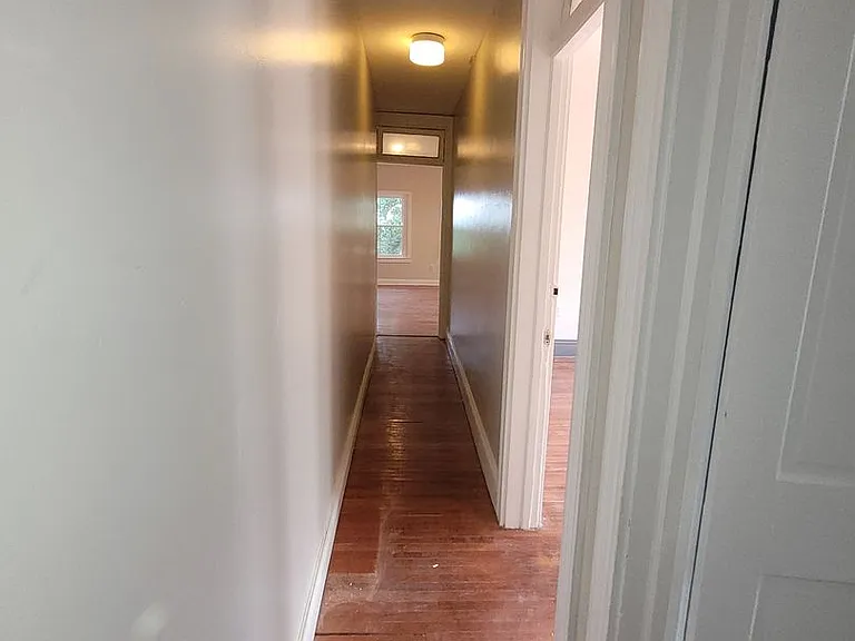 905 E King St — Photo 16