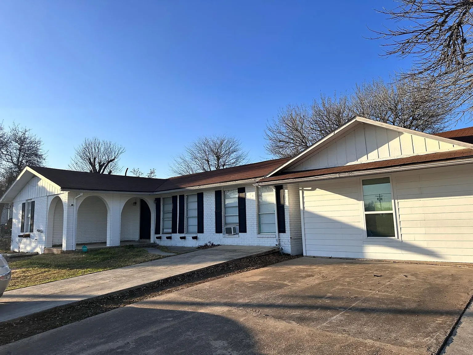 5 bed, 2000 sqft, $2,000 — Photo 1