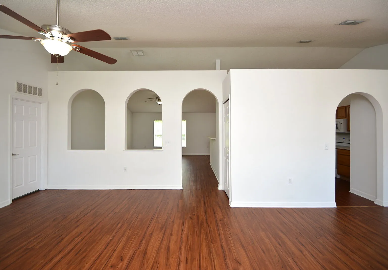 4 bed, 2.0 bath, 2262 sqft, $2,300 — Photo 3