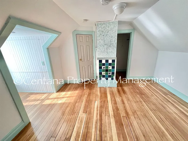 1305 E 2nd St — Photo 24