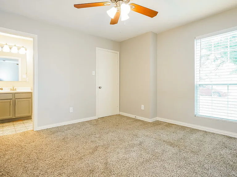 513 N Wood St — Photo 10