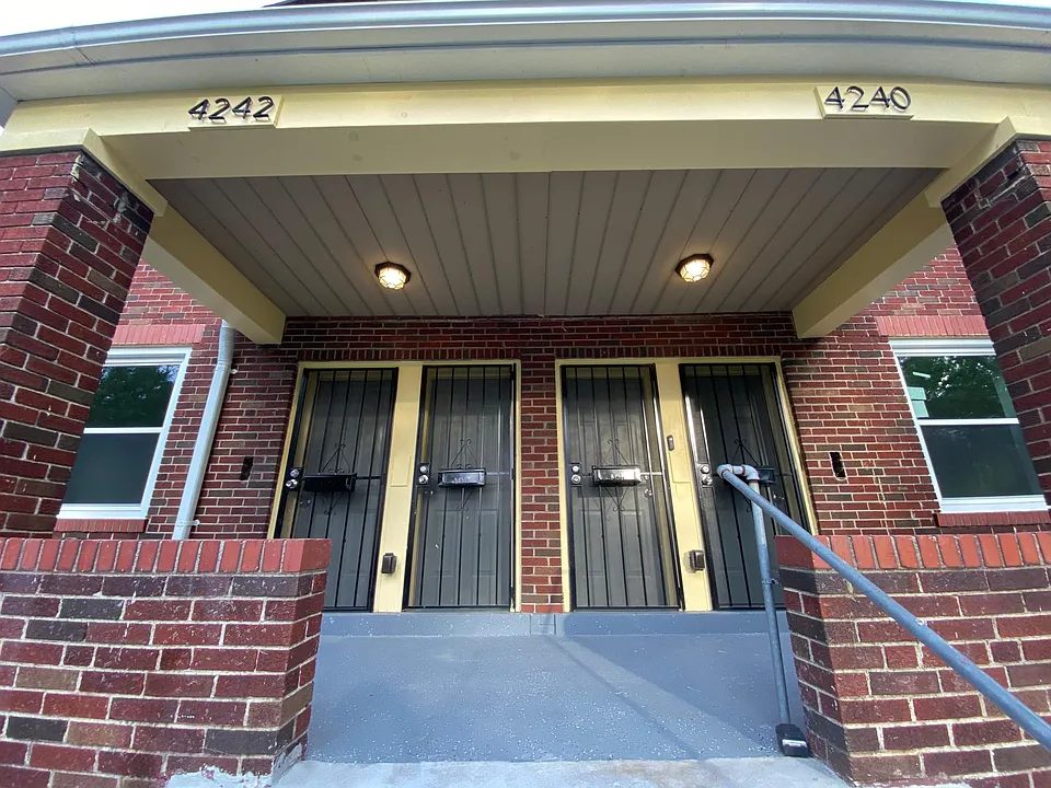 4242 Clarence Ave #2F