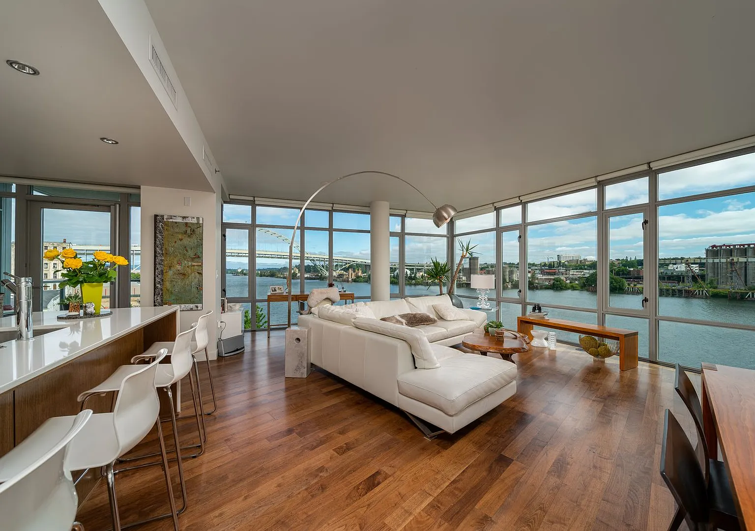 Fully Furnished Waterfront Pearl Condo W/Most Utilities/2 Parking Spaces/Most Utilities — Photo 3
