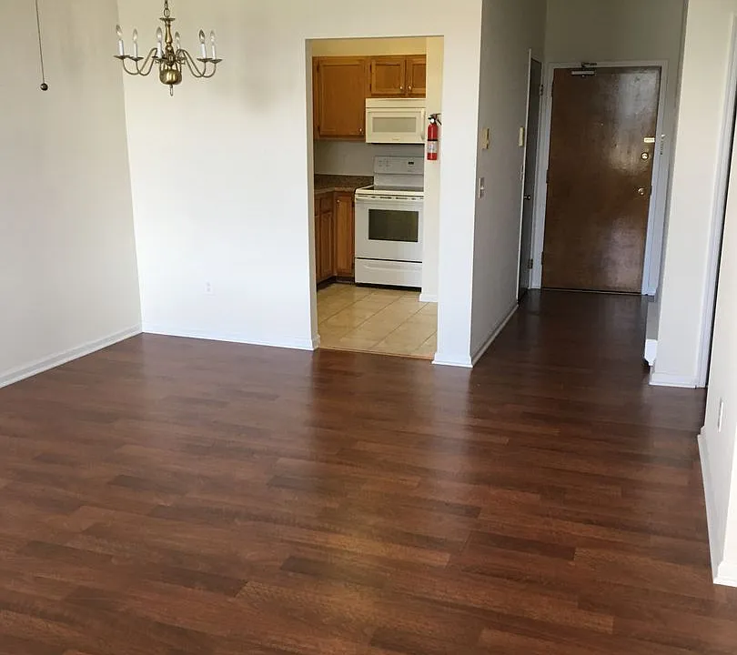 200 W Main St