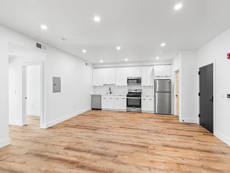 708 N 43rd St #6 — Photo 2
