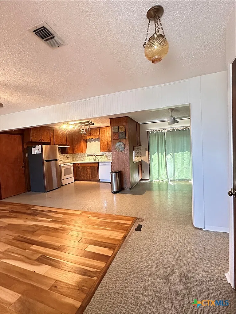 3 bed, 2.0 bath, 1756 sqft, $1,450 — Photo 4