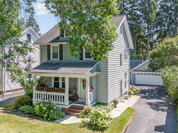 121 Elm Dr, Rochester, NY 14609