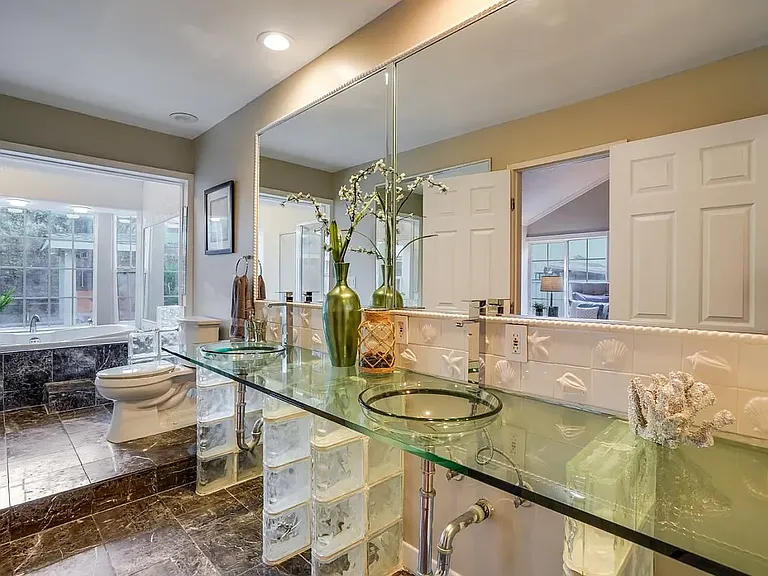 524 Weybridge Dr — Photo 5