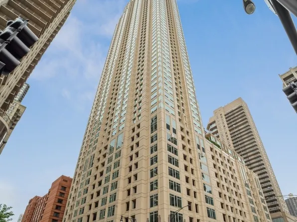 33 W Ontario St #P8n06, Chicago, IL 60654