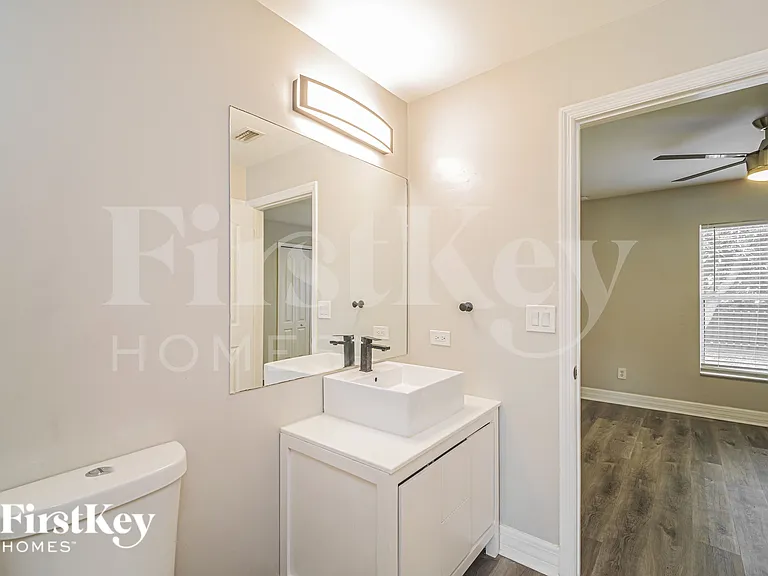 629 NE Juanita Ct — Photo 15