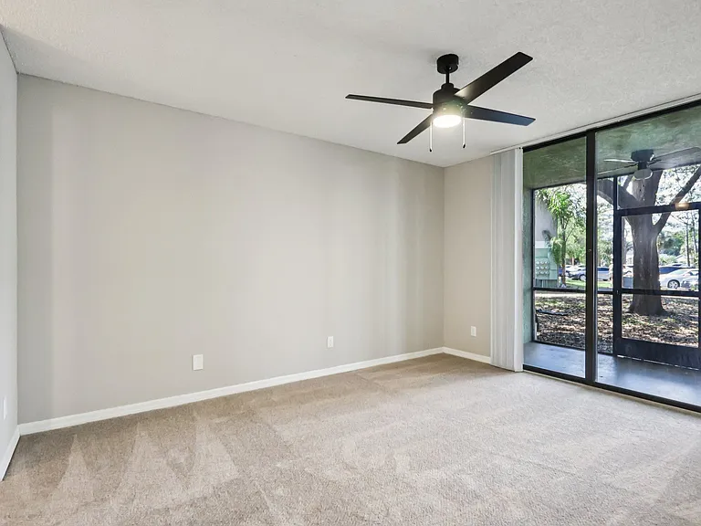 Lakeside Glen Apartments — Photo 12