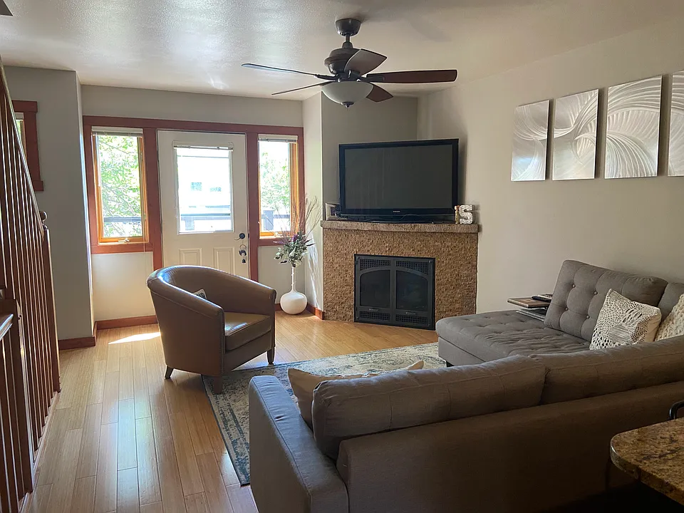 591 W Broadway Ave