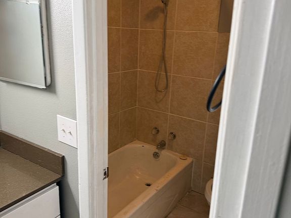 3rd image of 2827 N Ohenry Blvd