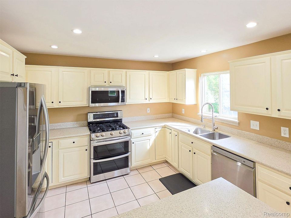 221 Maplewood Dr, photo 26