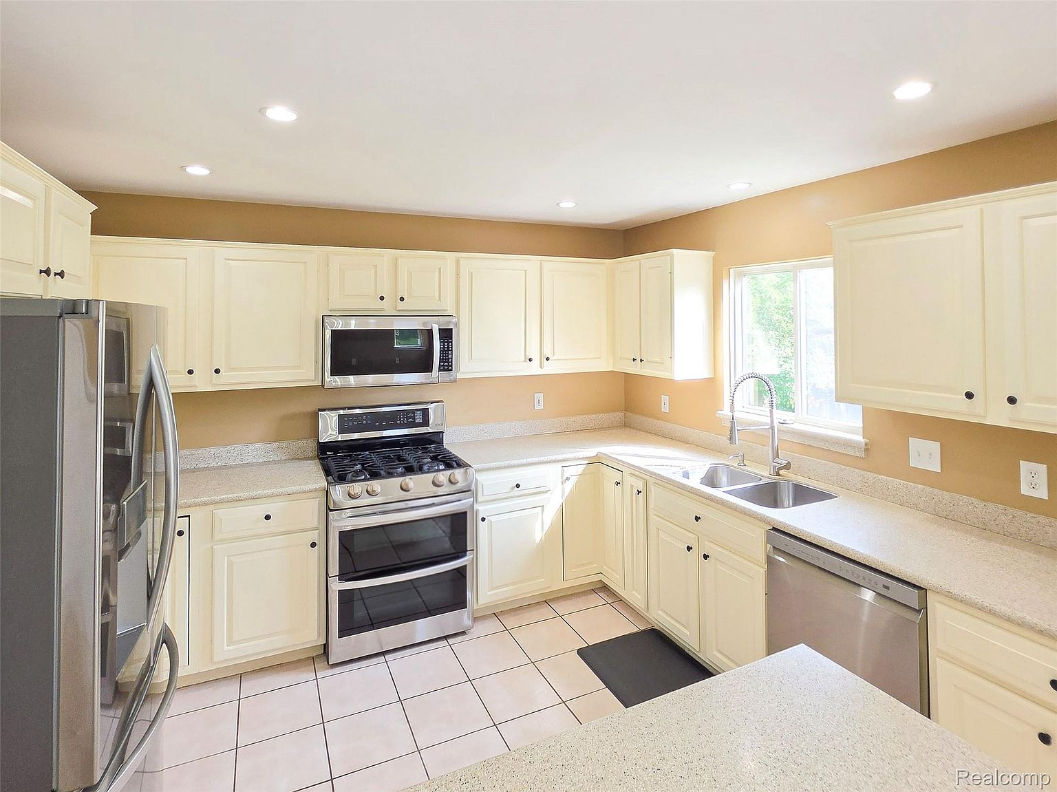 221 Maplewood Dr, photo 26