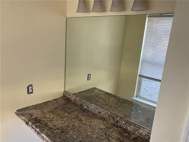 6558 Bellaire Dr — Photo 10