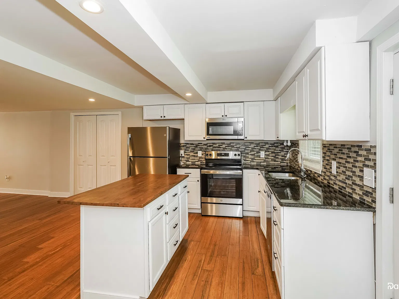 3 bed, 2.5 bath, 1999 sqft, $2,310 — Photo 2