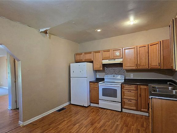 3rd image of 614 Winsor Ave