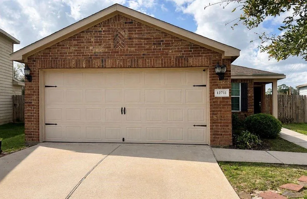 3 bed, 2.0 bath, 1398 sqft, $1,650 — Photo 1