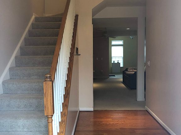 Foyer, Stairs to Main Level