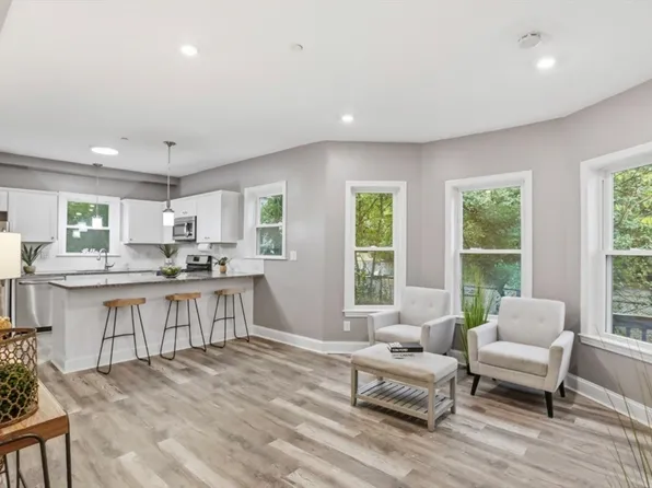 10 Elliott Pl Unit 1R, Peabody, MA 01960