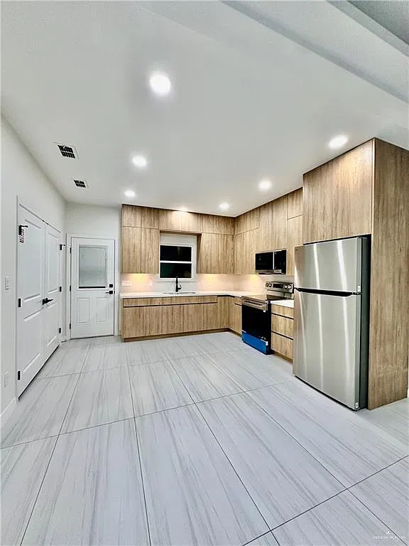 2 bed, 2.0 bath, 909 sqft, $1,200 — Photo 3