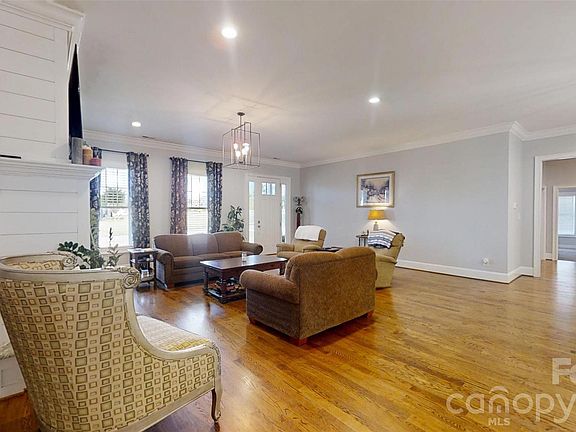 4th image of 1550 Laudun Dr