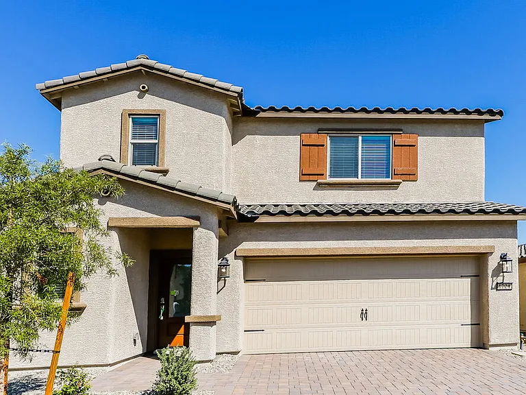 1704 Desert Path Ave — Photo 1