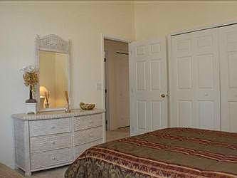 HR5P228NHD-queen-bedroom