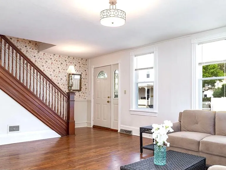 949 Vine St — Photo 3