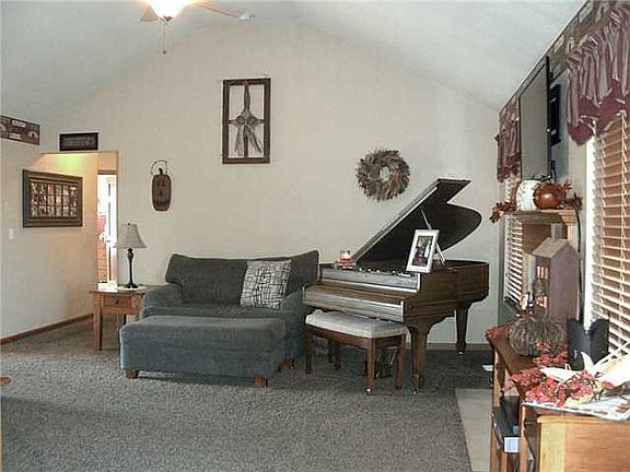 3rd image of 5 Glacier Ln