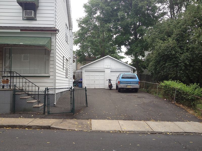 2nd image of 245 Oswald Pl