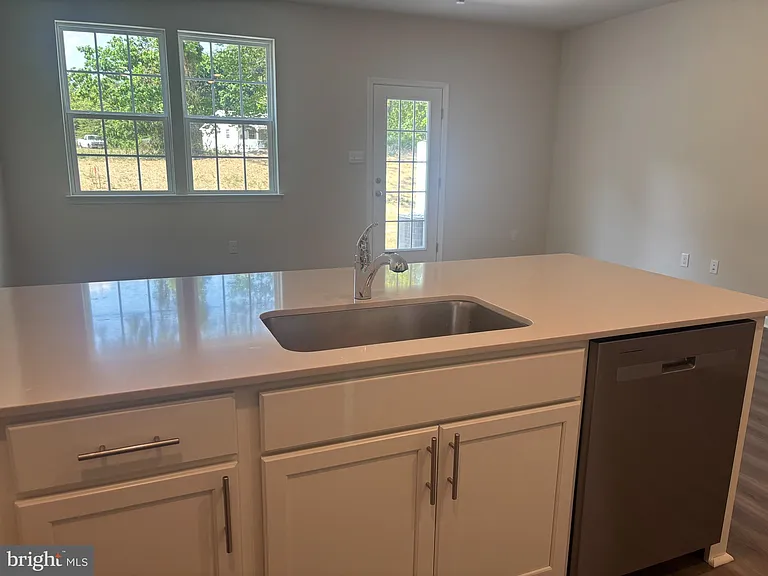 60 Robert Dr — Photo 4