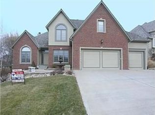 8003 Agron St, Parkville, MO 64152