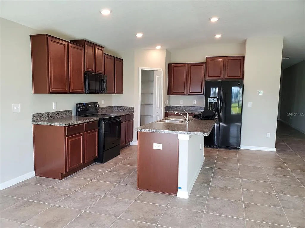4 bed, 2.0 bath, 1936 sqft, $2,425 — Photo 3
