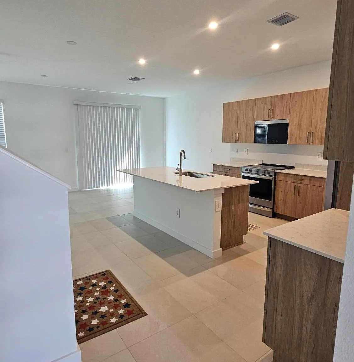 5 bed, 3.0 bath, 2645 sqft, $4,800 — Photo 3