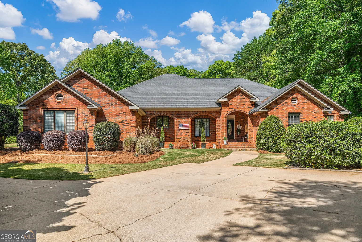 1017 Riverside Dr photo 1