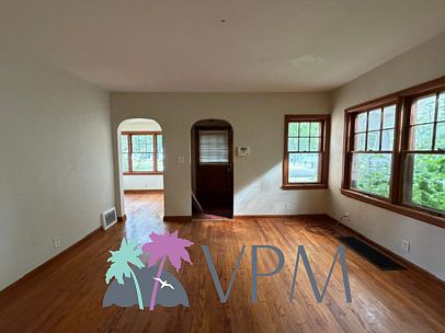 3rd image of 1826 E Fox St