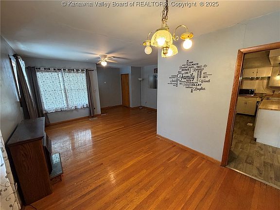 2nd image of 218 Oak St