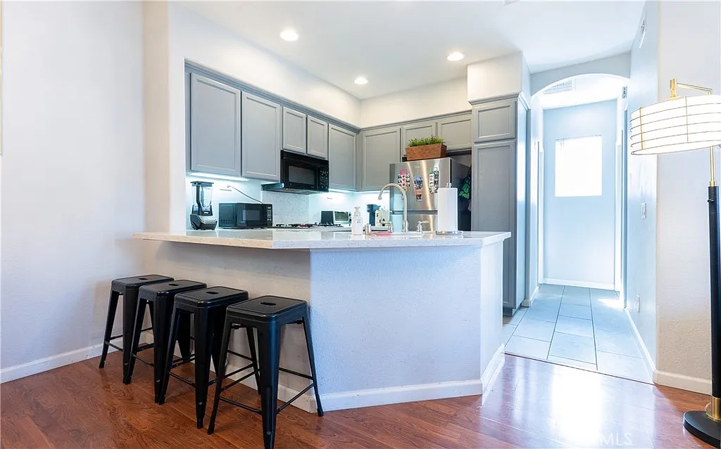 2 bed, 950 sqft, $3,400 — Photo 4