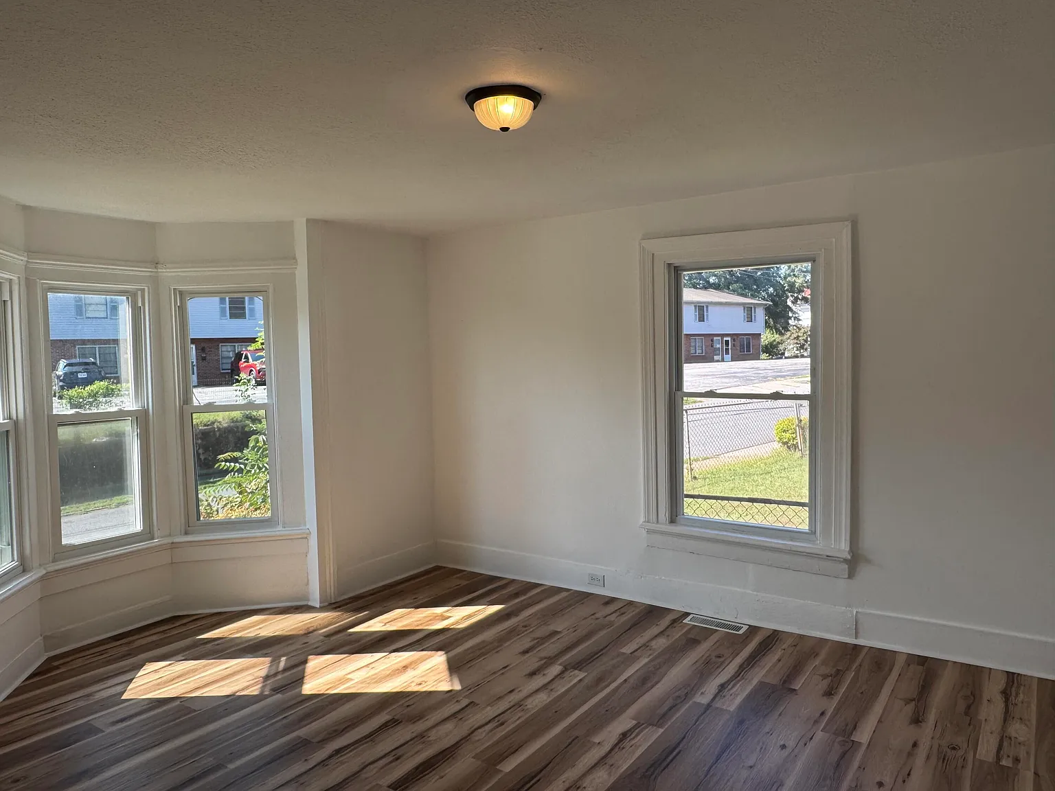 2 bed, 1.0 bath, 1084 sqft, $914 — Photo 4