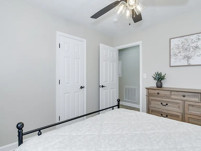 226 Thread Needle Rd E — Photo 32
