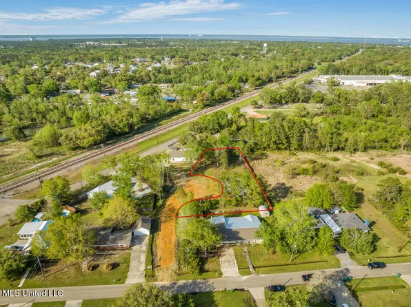 Chantilly Ter, Bay Saint Louis, MS 39520