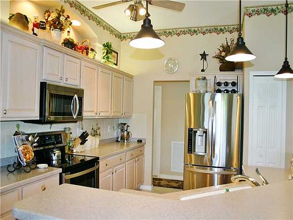 3rd image of 214 SW Whitewood Dr