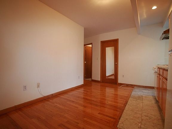 2nd image of 108 Mulberry St APT 31