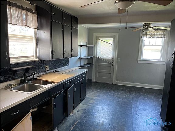 2nd image of 924 W Gramercy Ave