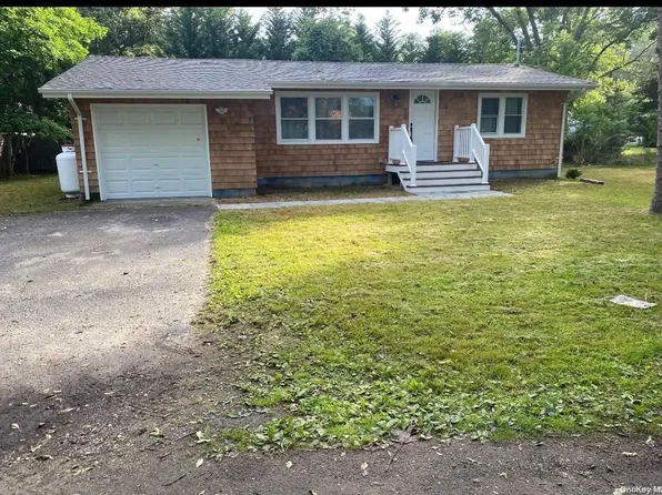 9 Randall Lane, East Quogue, NY 11942