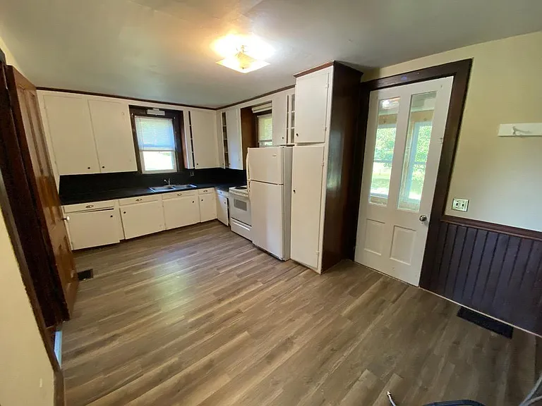 6427 Chippewa Rd — Photo 2