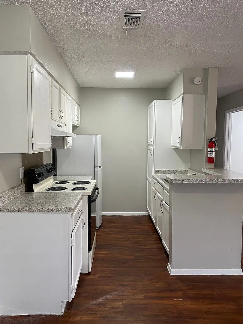 Modern 1-Bedroom **Move-In Special** — Photo 2